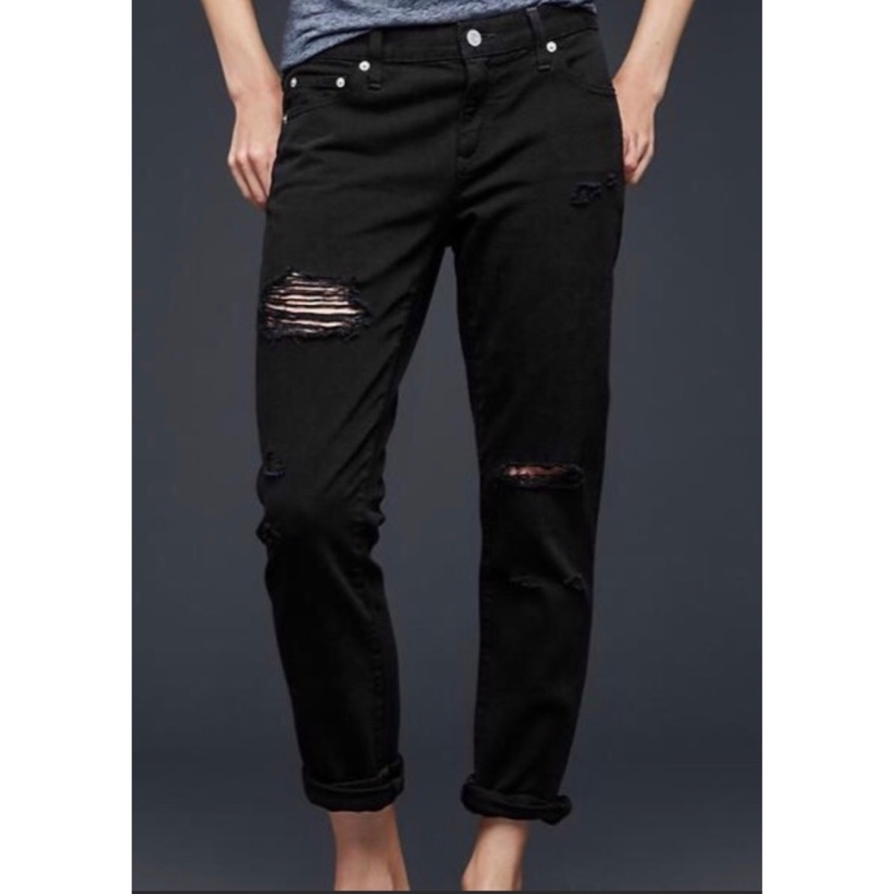 New without tags. Washed,never worn.Gap Distressed Black Girlfriend Jeans SZ 25